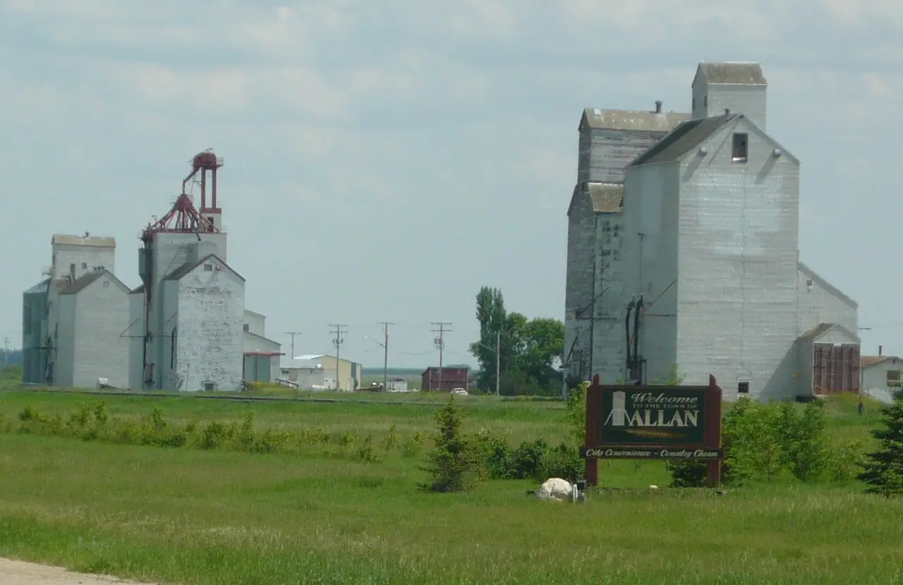 Grain elevators and welcome sign at Allan, 2010